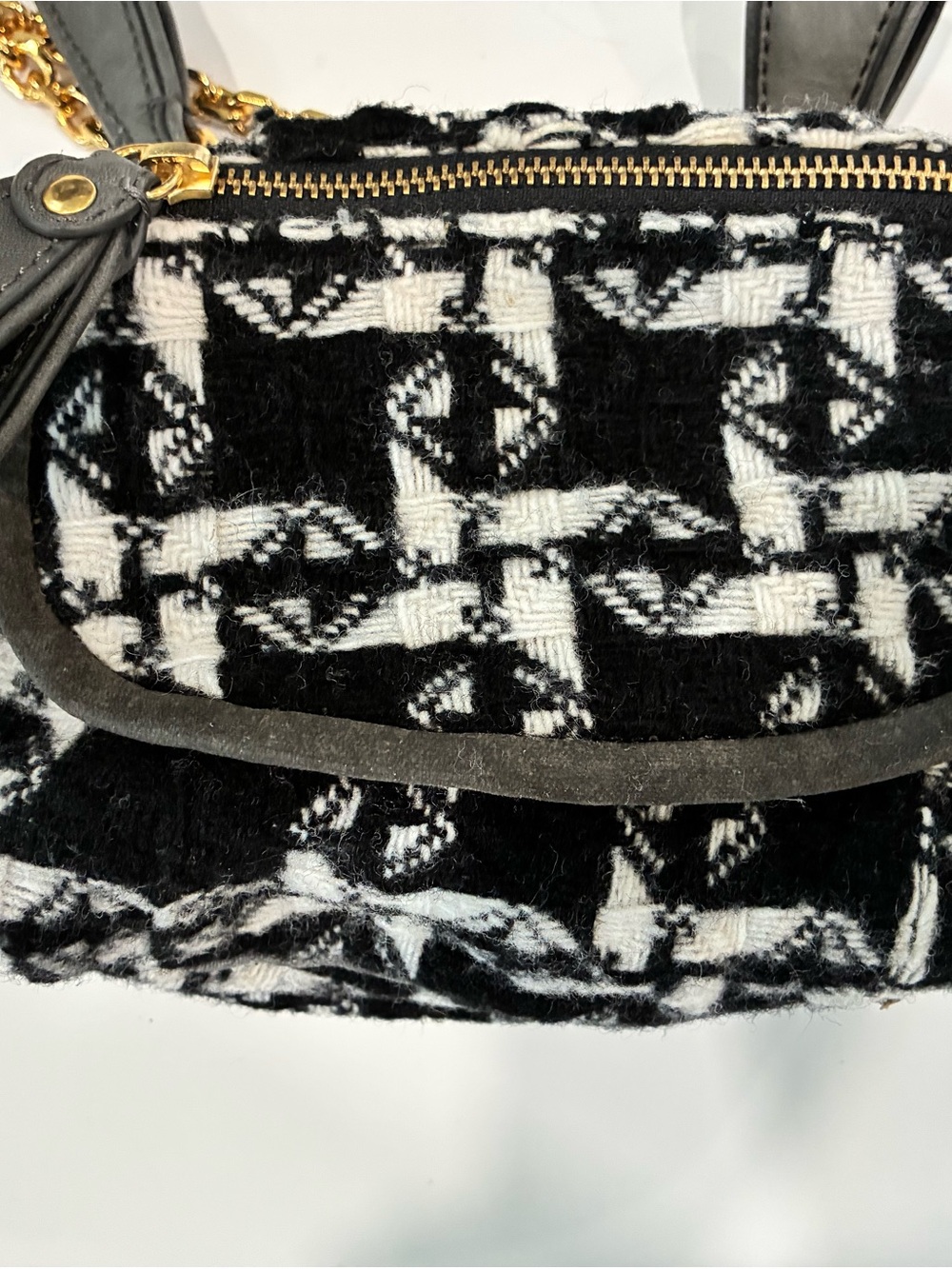 Juicy Couture-Vintage herringbone pattern fabric with branded zipper pulls. - Picture 14 of 16